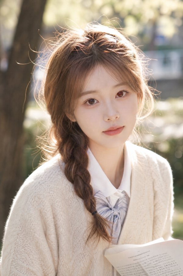 焦糖校花
温柔少女，浅棕编发，柔和圆眼，浅淡裸唇，暖调肤色，恬淡安静神情，户外柔...