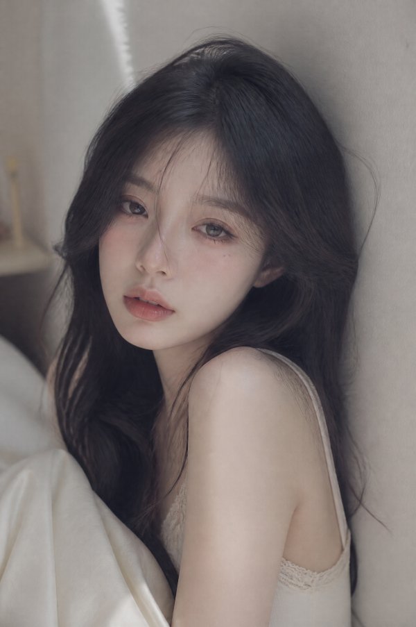 奶雾纯欲风格，柔感少女，松散黑长卷发，眼尾微垂，朦胧无辜眼神，淡裸妆，迷离柔和情...