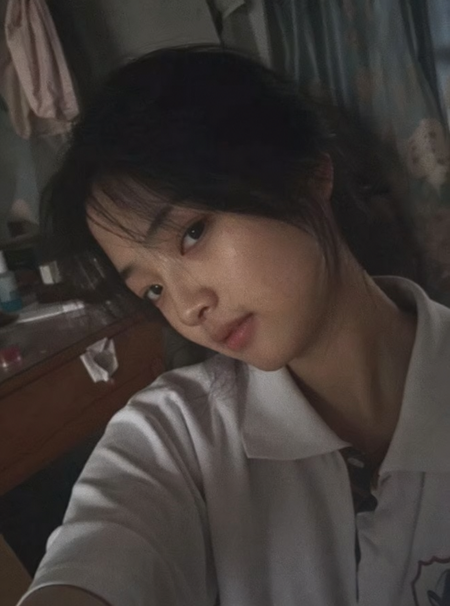 16岁女生慵懒自拍：暖色调胶片质感写真