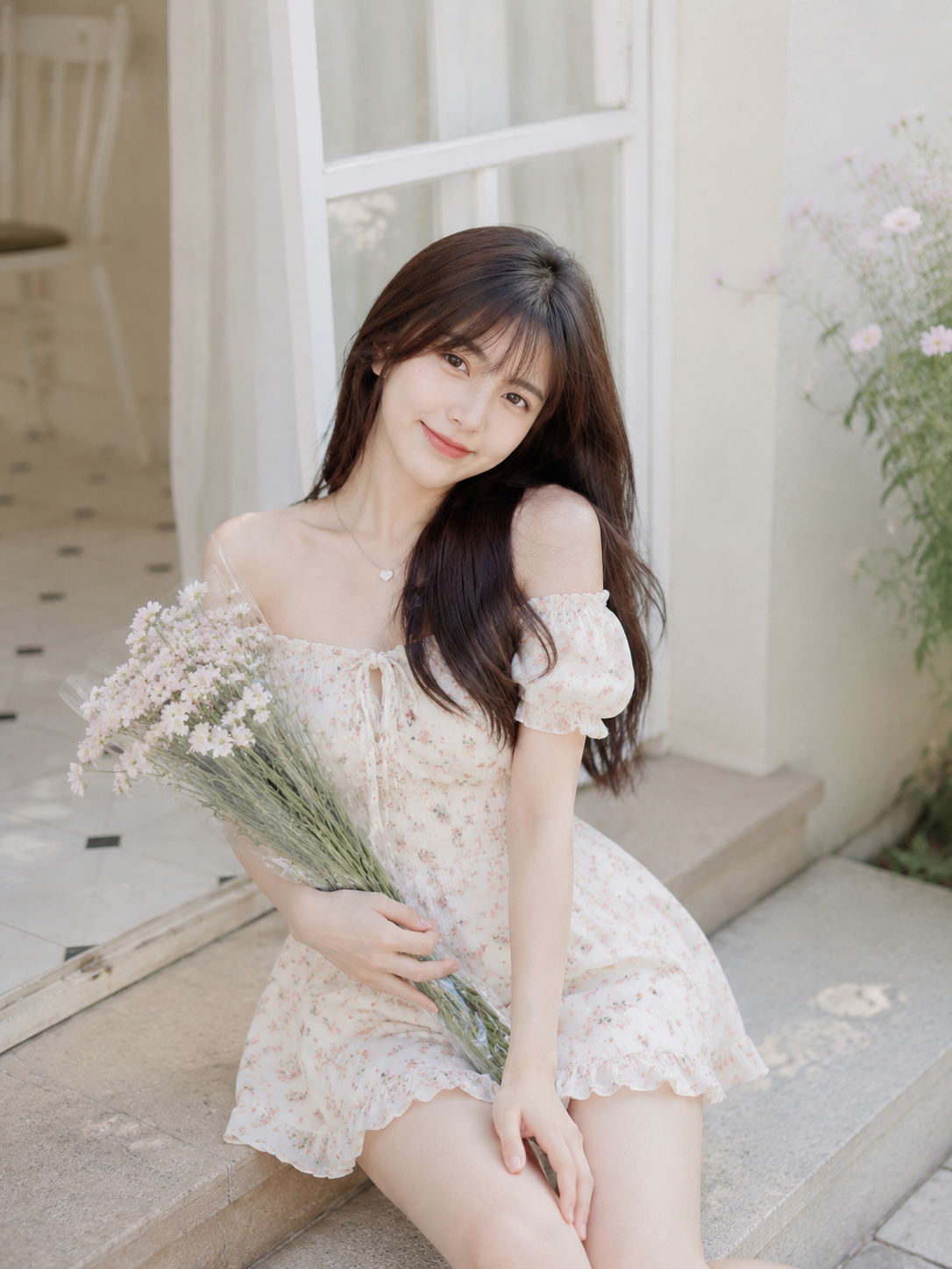 甜美少女手持花束写真，清新自然风格