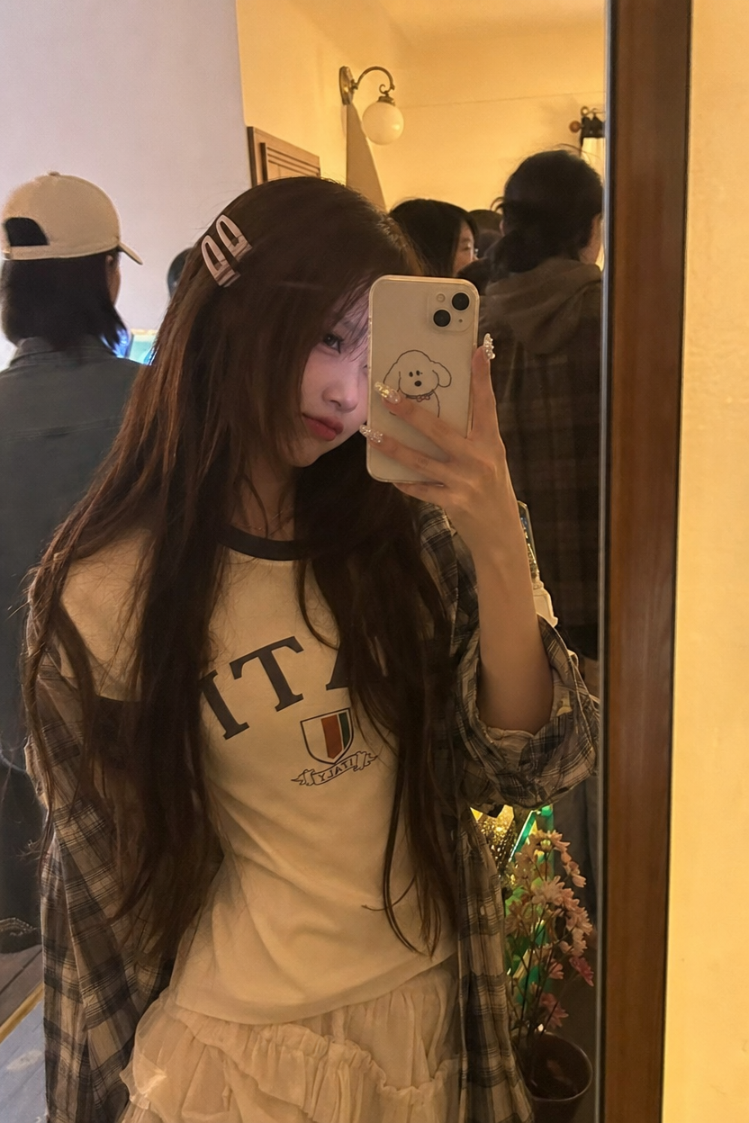 女生自拍:暖色调穿搭与温柔氛围感