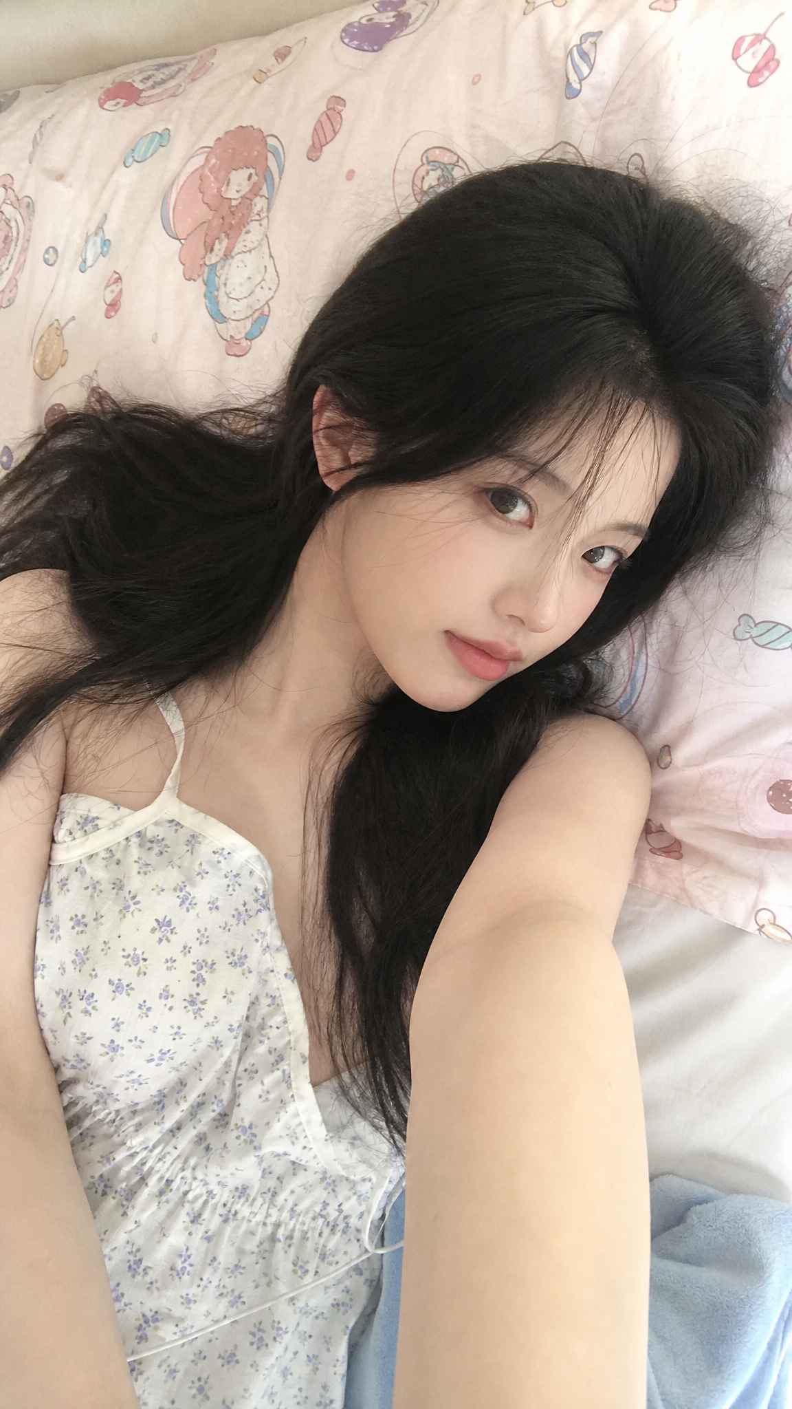 甜美女生自拍:粉色床单上的温柔瞬间
