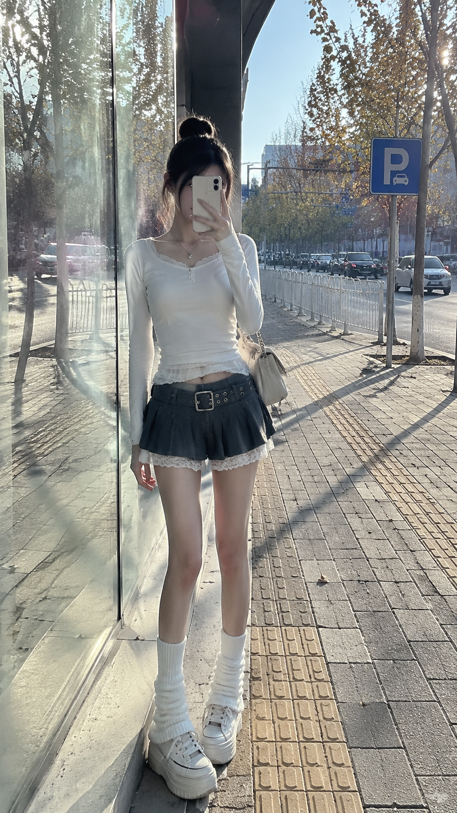 真实人像摄影风格，纤细的女生穿着白色堆堆袜和厚底鞋，衣服细节与项链保持不变，正站...