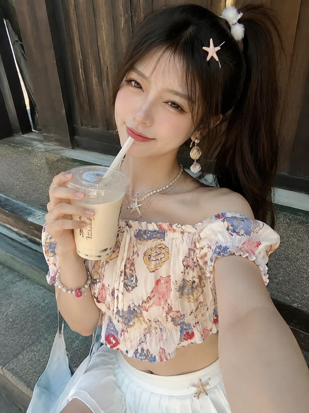 高马尾女孩喝奶茶自拍，甜美夏日写真