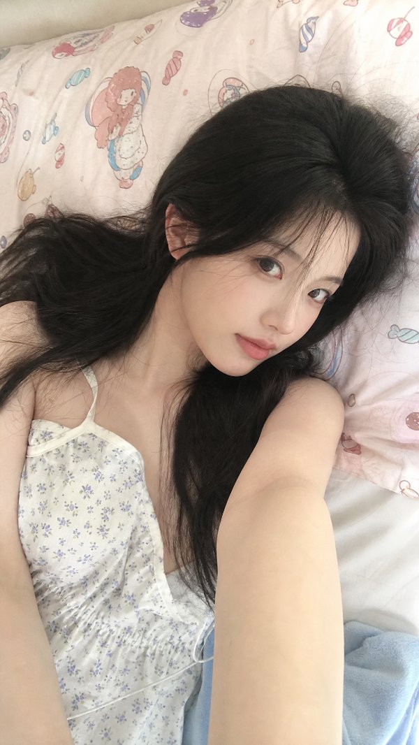 手机自拍效果，白平衡自动，色温自动，高清监控画面，真实俯拍随拍，年轻女生侧躺有可...