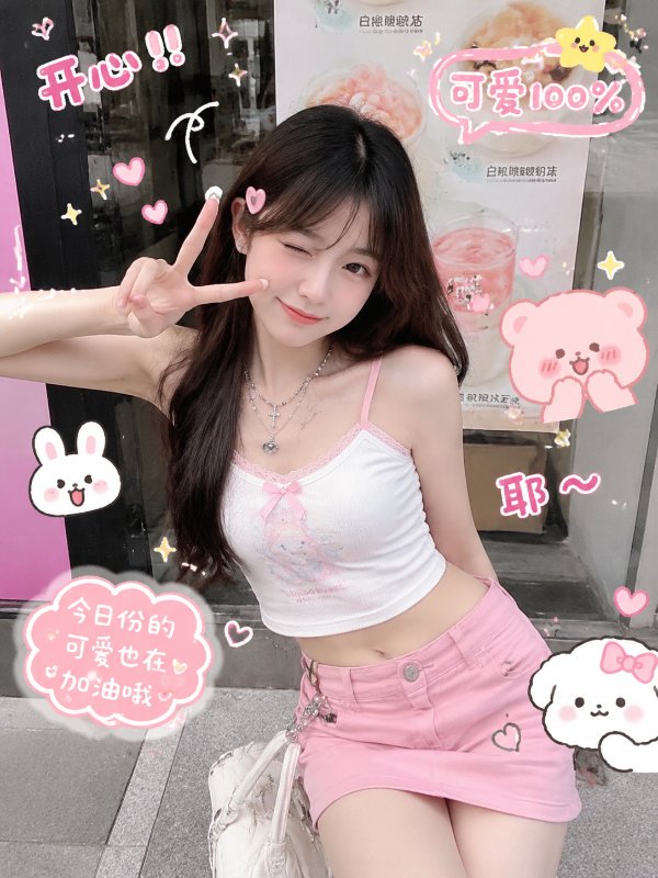 一个现实生活中的长发女孩，穿着夏天短款上衣和超短裙，佩戴着首饰，在一个随机的场景...
