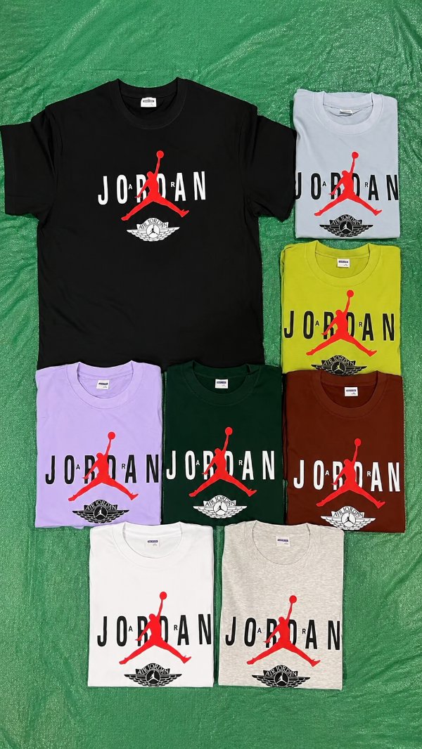产品图：保留一个衣服是展开的，帮我加白色同款衣服，图片比例调整
